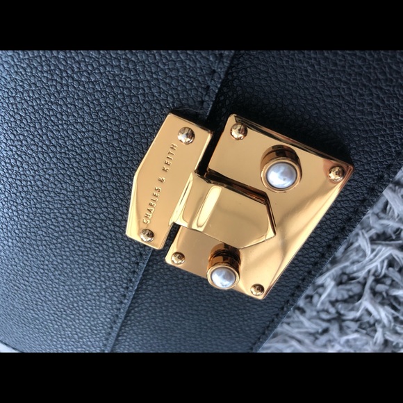 Charles & Keith wallet on chain - Picture 2 of 6